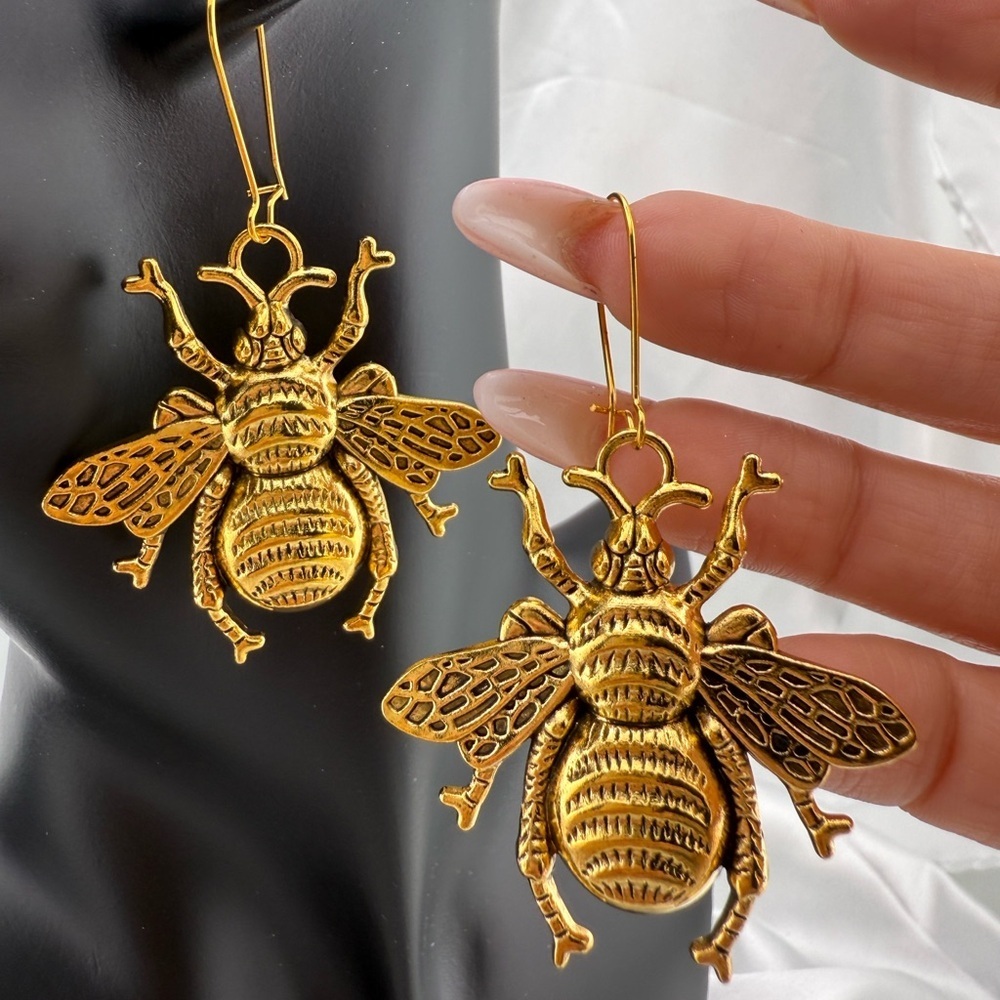 New! 🎁 Gold Honey bee vintage color Dangle Earrings